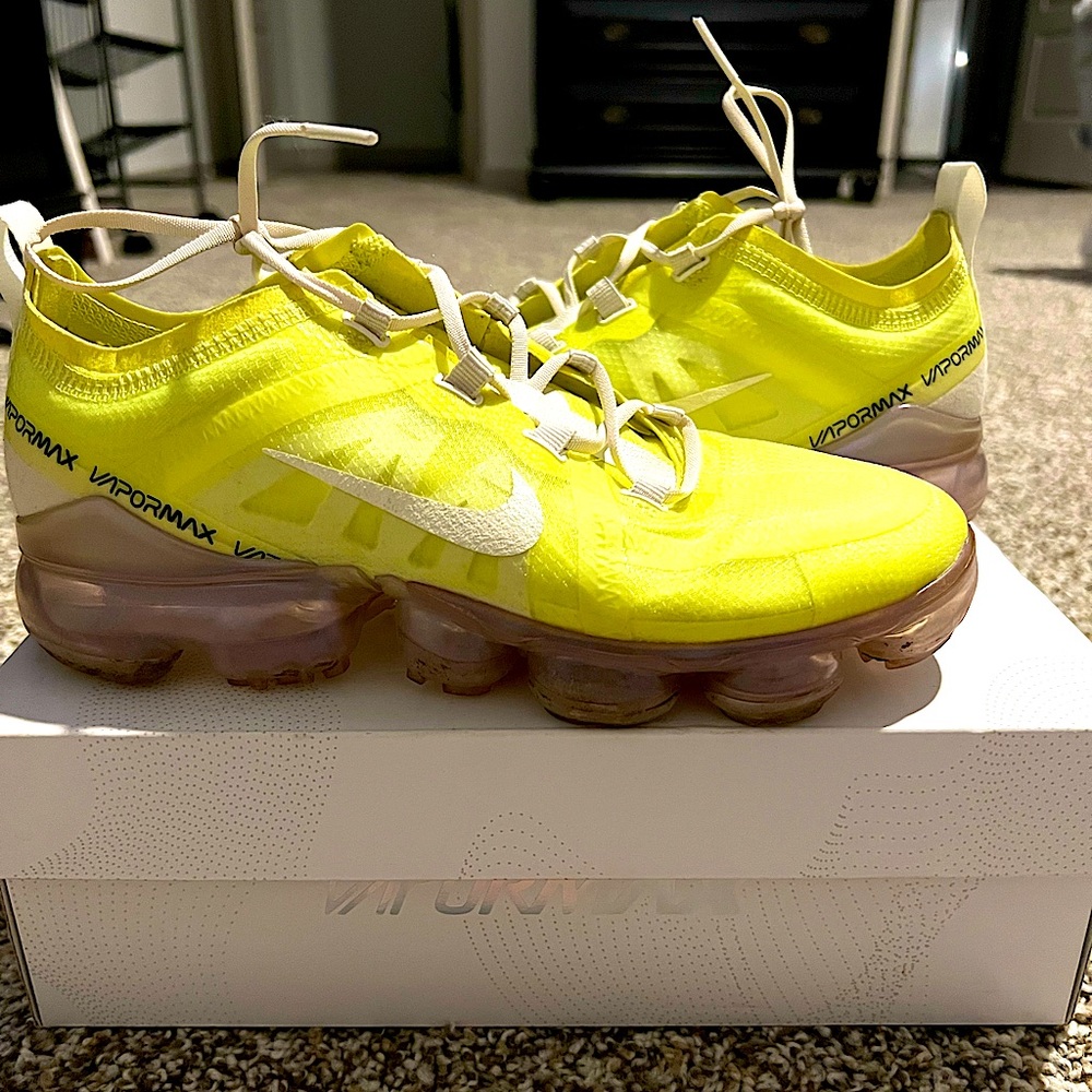 Womens VaporMax Size 7- Luminous Green